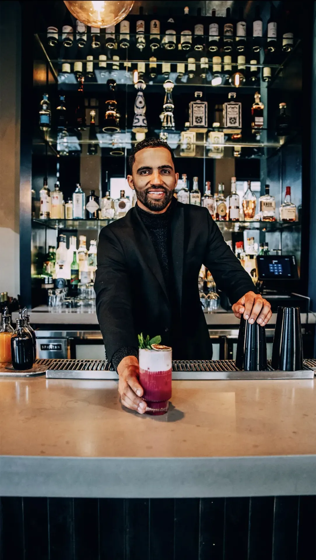 Hector Taveras, cofundador de WOA Cocktails, detrás de la barra