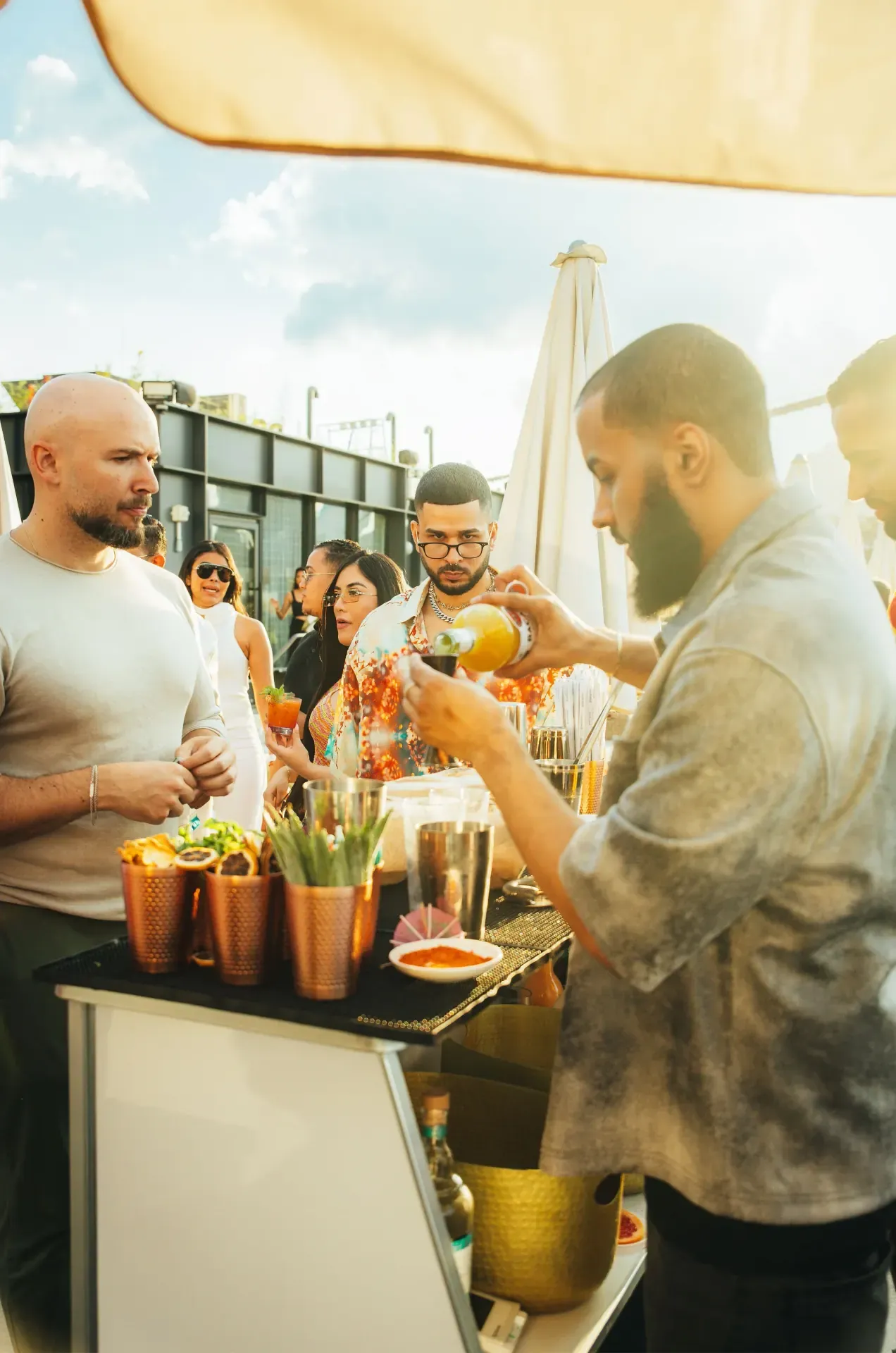 Barra de WOA en rooftop al atardecer, Miami